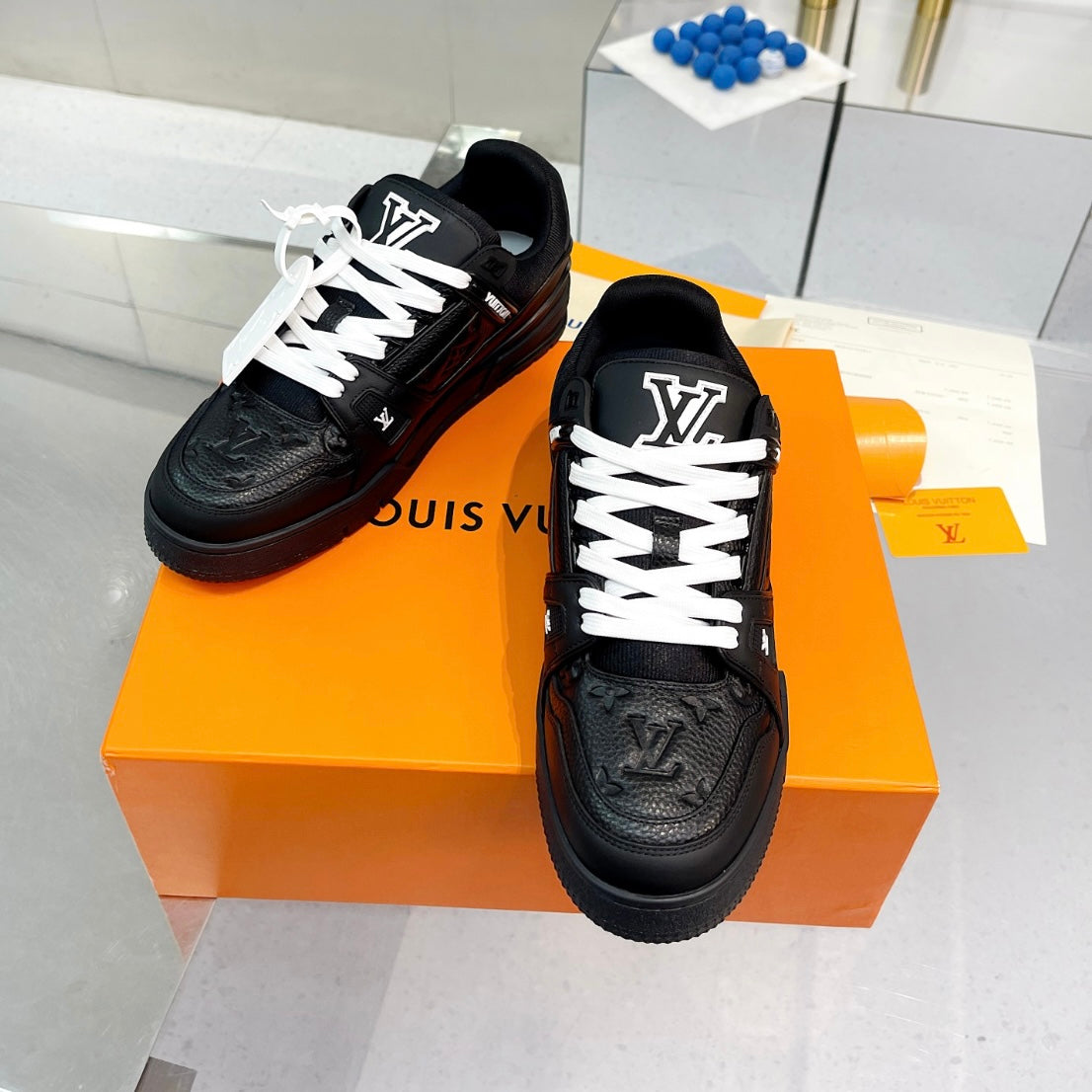 (Black) LV trainers